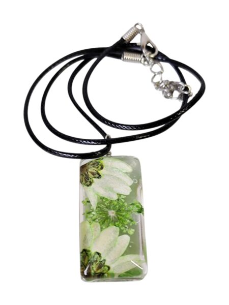 Resin pendant with dry flowers