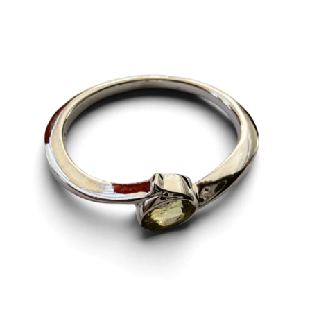 Peridot bypass solitaire ring in 925 silver, Oval cut, size 8