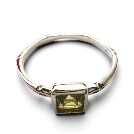 Peridot ring in 925 silver, Princess cut, size 8