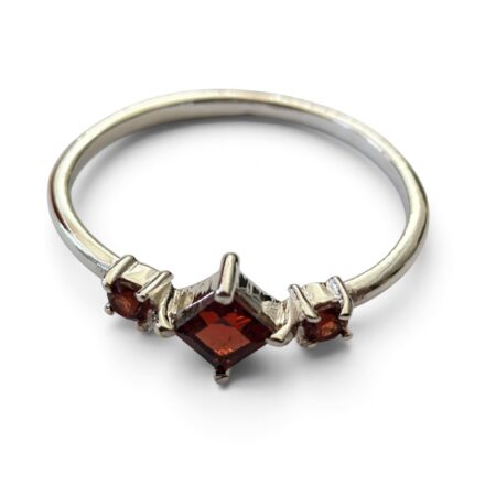 Garnet Geometric trilogy ring in 925 silver, size 9