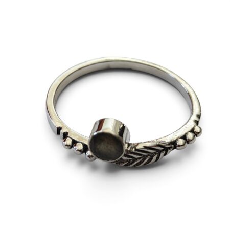 Labradorite ring with leaf  in 925 silver, Round, size 6