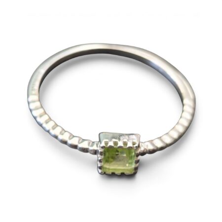 Peridot ring in 925 silver, Princess cut, size 6