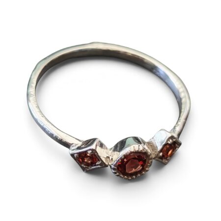 Garnet round cut trilogy ring in 925 silver, size 9