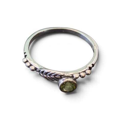 Peridot ring with leaf  in 925 silver, Round, size 9